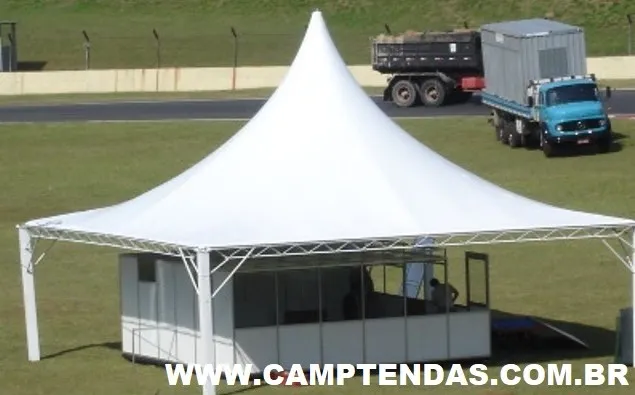 Tenda piramidal com calha